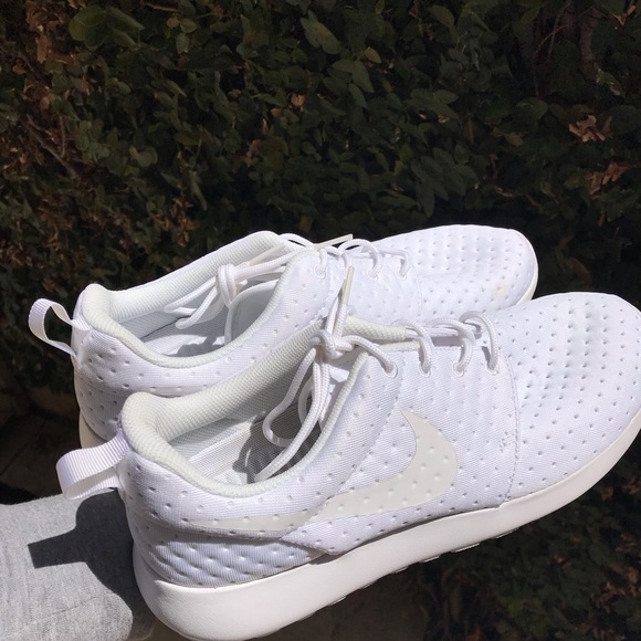 Nike Shoes - NIKE ROSHES *NEW*